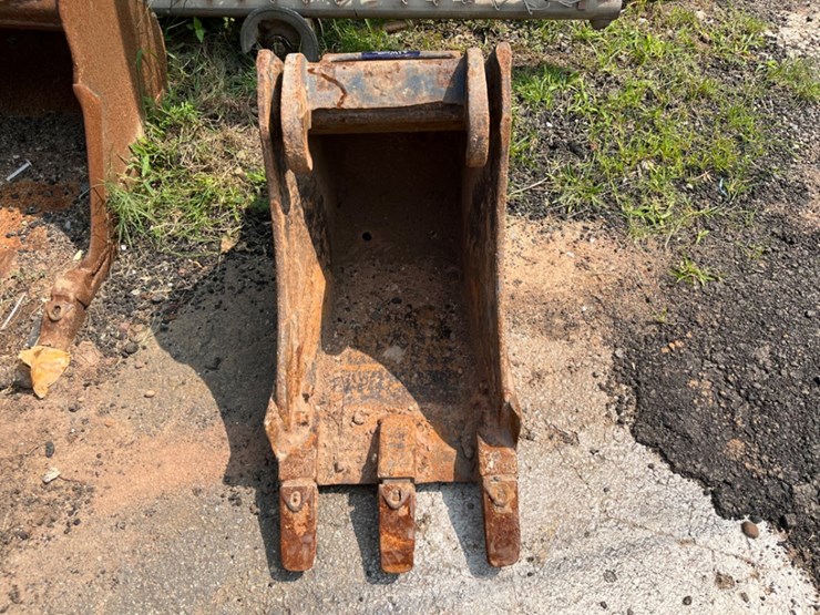 13"-3-tooth-excavator-bucket-image-3