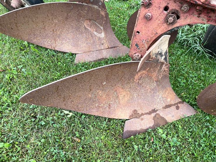 #7468-•-international-harvester-multi-bottom-plow-image-18