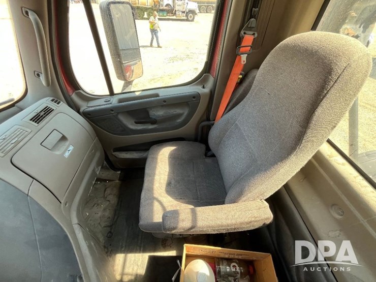 2013-freightliner-cascadia-day-cab-truck-(jn2570,-unit-4038)-image-81