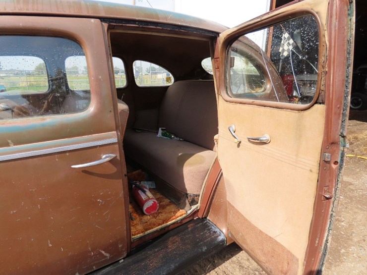1940-ford-deluxe-survivor-4dr-sedan-image-16