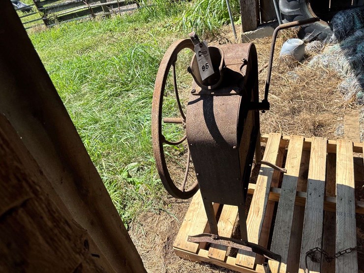 international-harvester-hand-corn-sheller-image-4