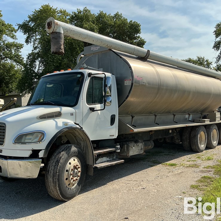 2006 Freightliner M106 T/A Bulk Feed Truck