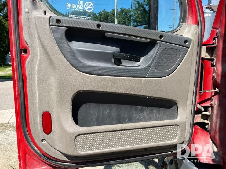2013-freightliner-cascadia-day-cab-truck-(jn2570,-unit-4038)-image-54
