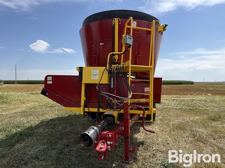 2022-supreme-international-segue-7t-vertical-feed-mixer-image-2
