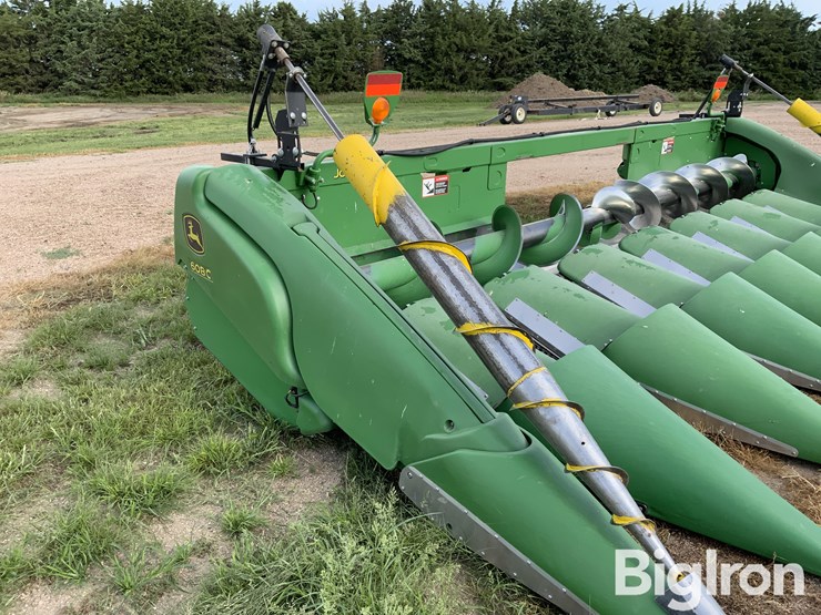 2017-john-deere-608c-image-15