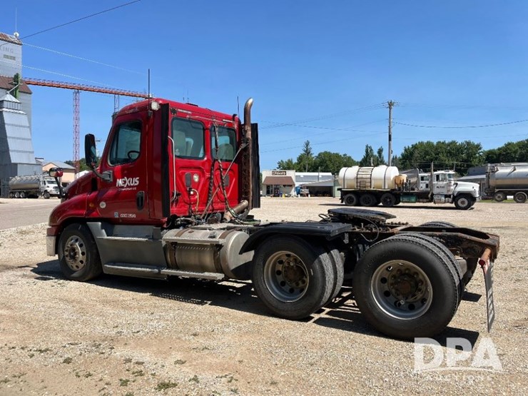 2013-freightliner-cascadia-day-cab-truck-(jn2570,-unit-4038)-image-16