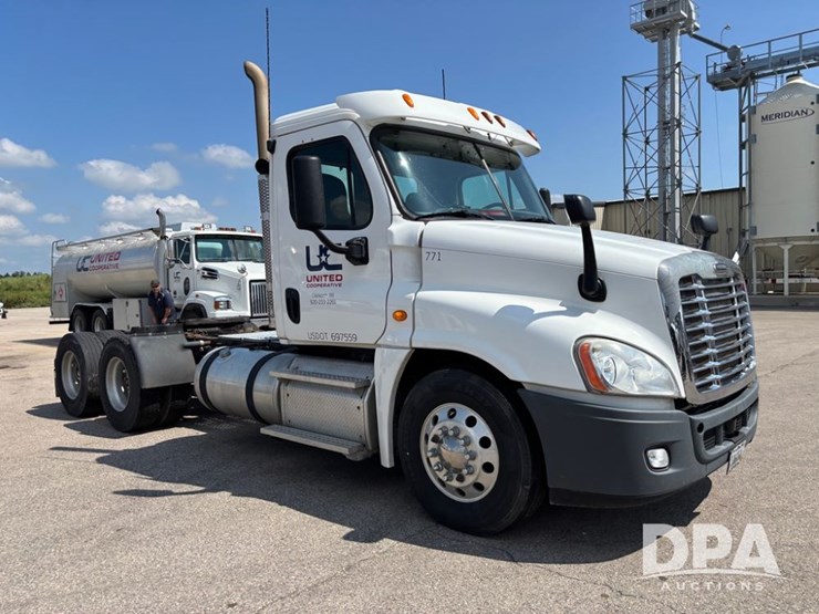 2013-freightliner-truck-(dr11874-unit-771)-image-19