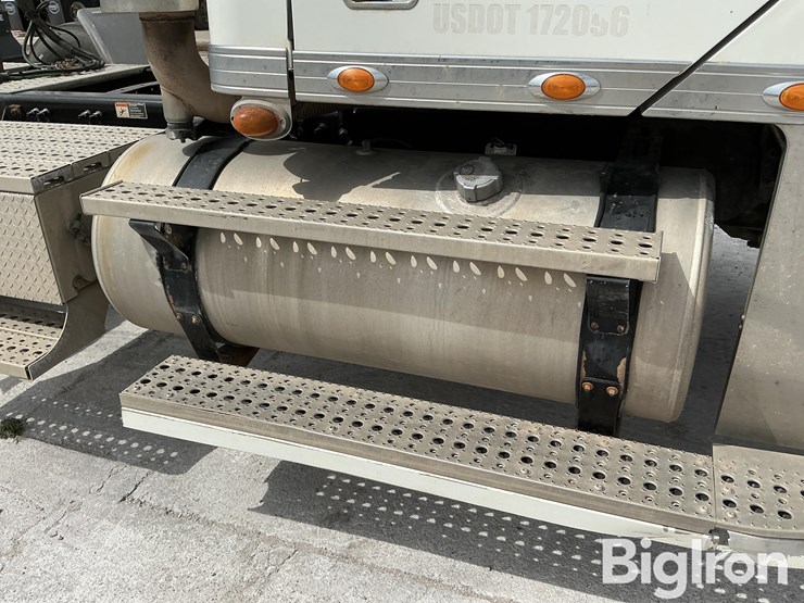 2017-freightliner-coronado-132-image-16