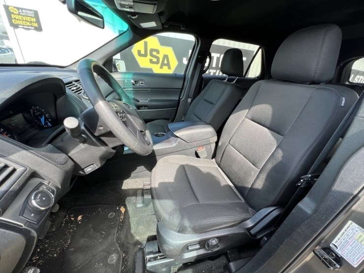 2016-ford-explorer-image-24