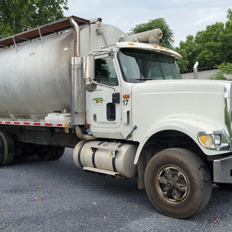 2002 International 5900i Feed Truck (DR11998 Unit 17)