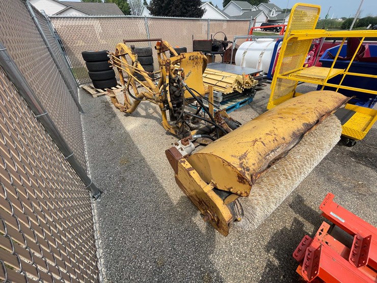 #8021-•-construction-sweeper-(o12)-image-2