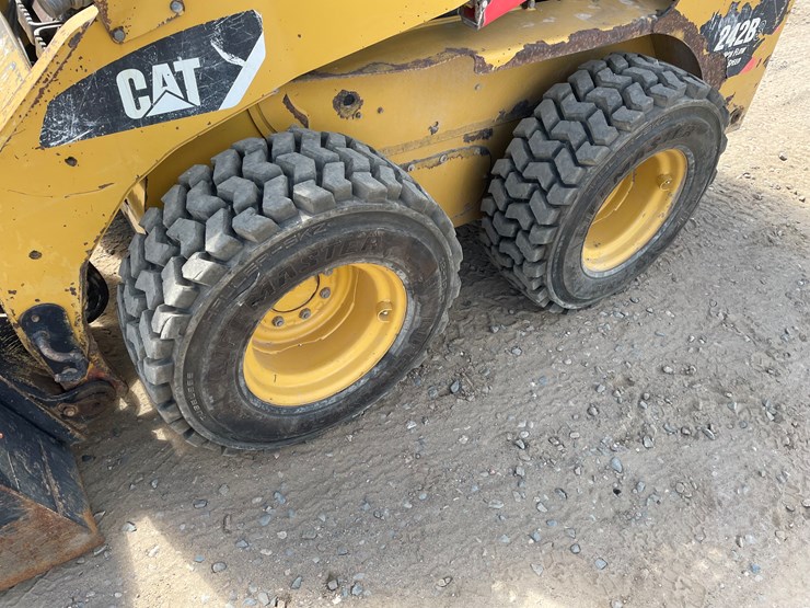 2014-caterpillar-242-image-7