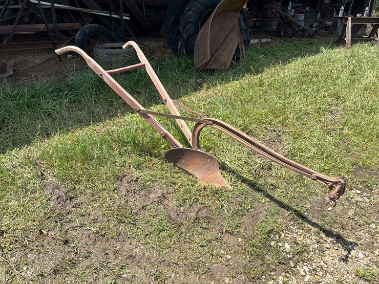 oliver-6”-walking-plow-image-3