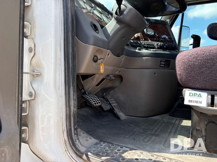 2013-freightliner-truck-(dr11874-unit-771)-image-75