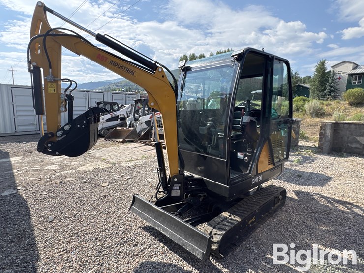 2025-agt-qnt30-mini-excavator-image-1