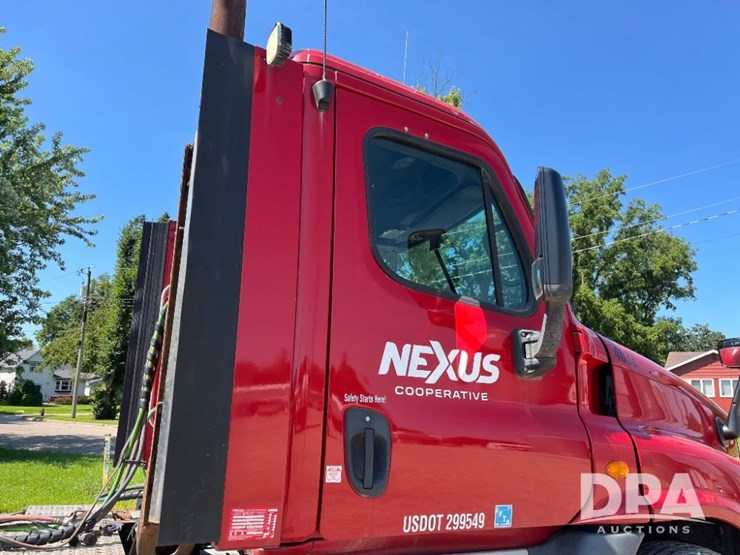 2013-freightliner-cascadia-day-cab-truck-(jn2570,-unit-4038)-image-32