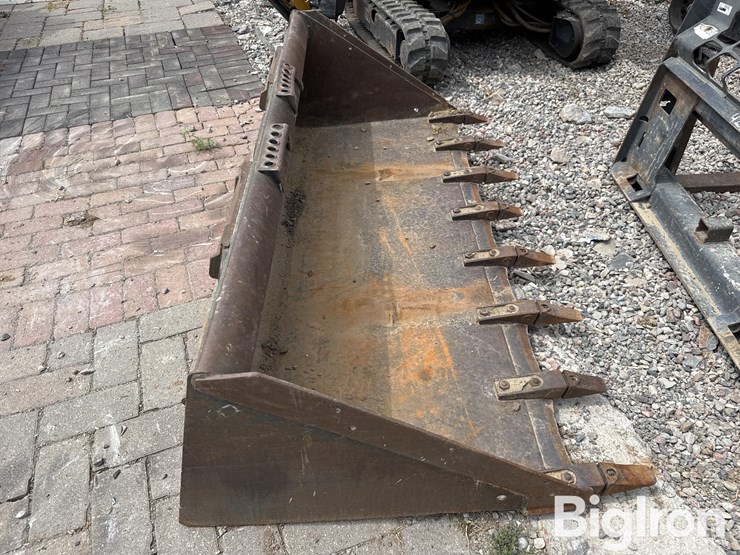 bobcat-74-heavy-duty-6'-track-loader-bucket-image-4