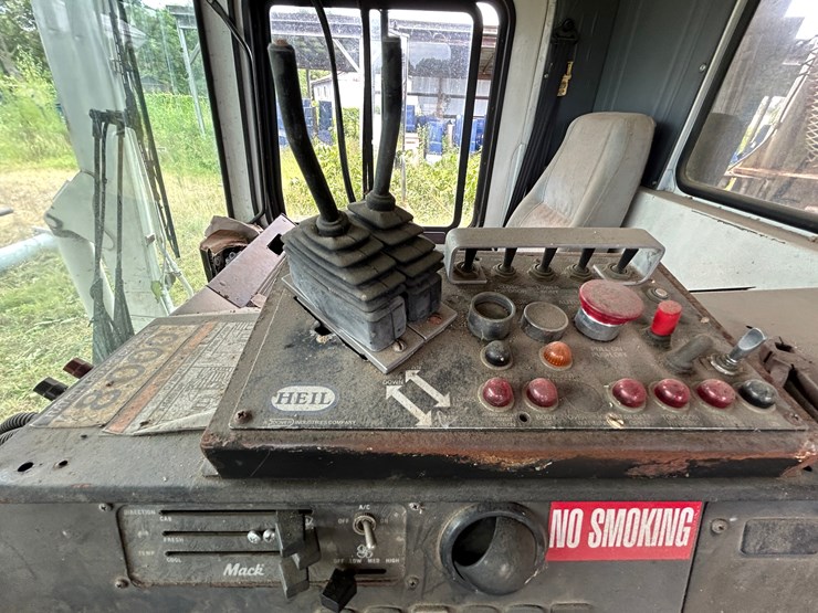 #46-•-#25939-•-inop-2003-mack-mr-t/a-daycab-garbage-truck-vin:-1m2k185c33m009372-image-63