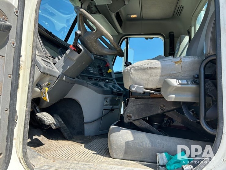 2004-freightliner-columbia-day-cab-truck-(cp0611,-unit-4014)-image-42