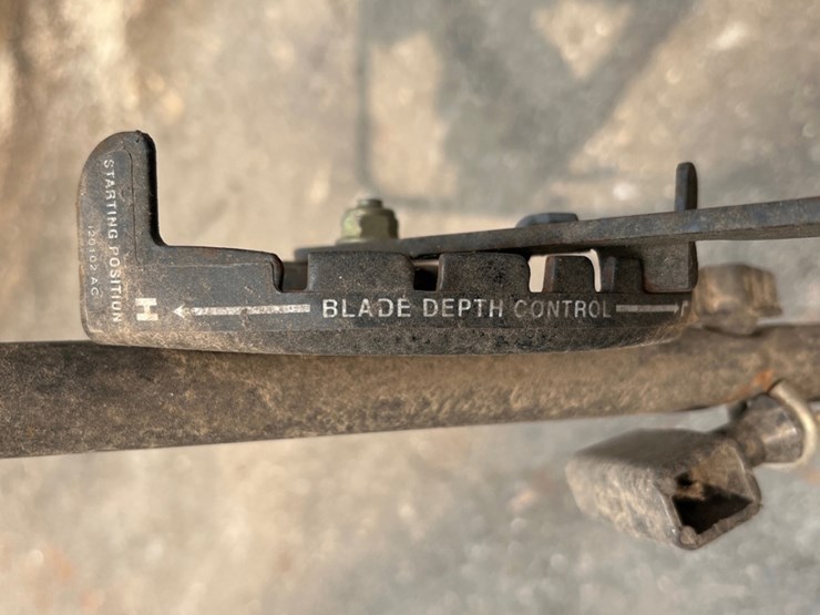 yard-machines-9"-dual-blade-gas-edger-image-7