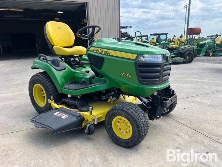 2020-john-deere-x730-image-3