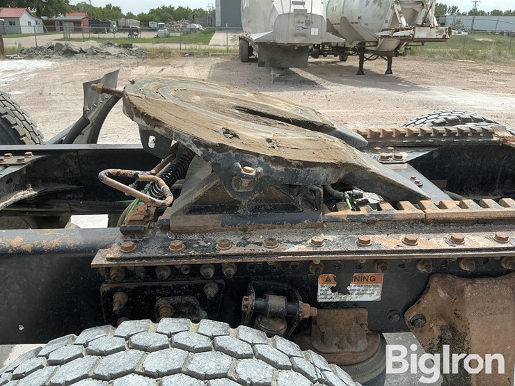 2015-freightliner-coronado-132-image-16