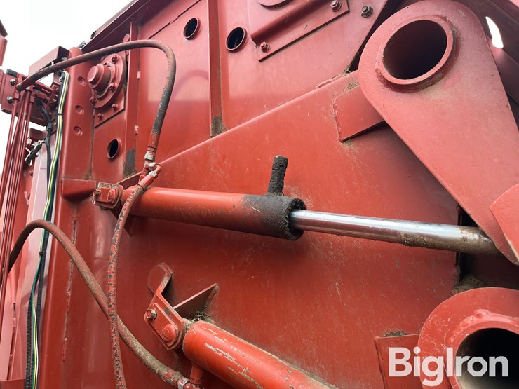 hesston-560-image-18