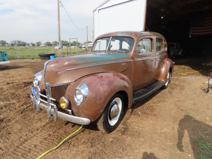 1940-ford-deluxe-survivor-4dr-sedan-image-1
