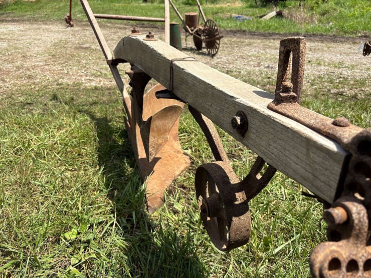 oliver-404-13”-walking-plow-image-12