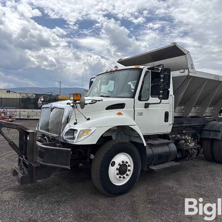 2007 International 7500 S/A Hooklift Truck W/Salt Spreader & Snow Plow