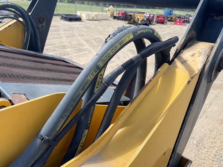 2014-caterpillar-242-image-11