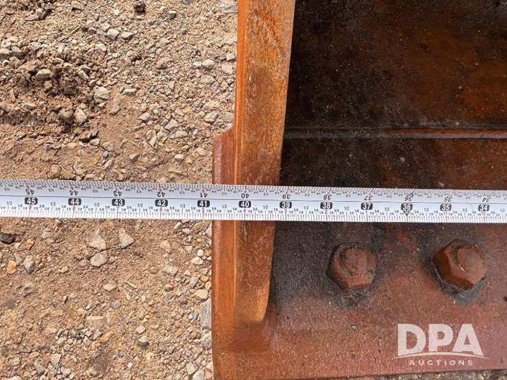 2012-deere-135d-image-22