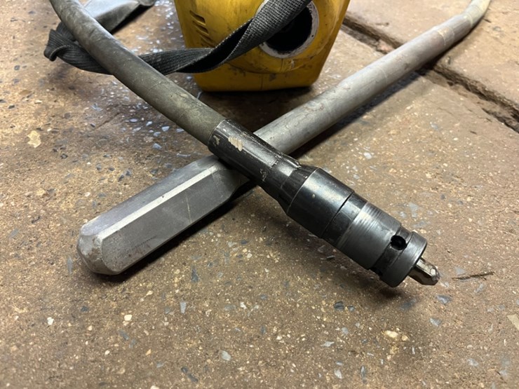 wacker-neuson-electric-handheld-concrete-vibrator-image-4