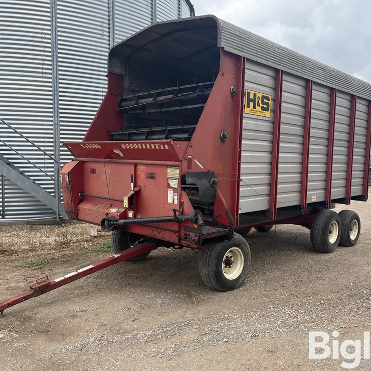 H&S Super 7+4 16' Forage Wagon