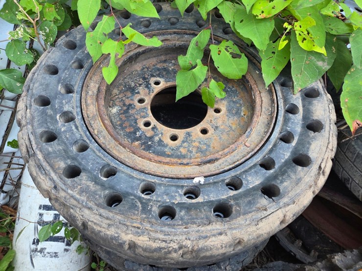 a-group-of-ass't-skidsteer-and-excavator-wheels-image-3