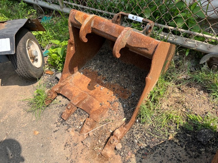 24"-4-tooth-excavator-bucket-image-2