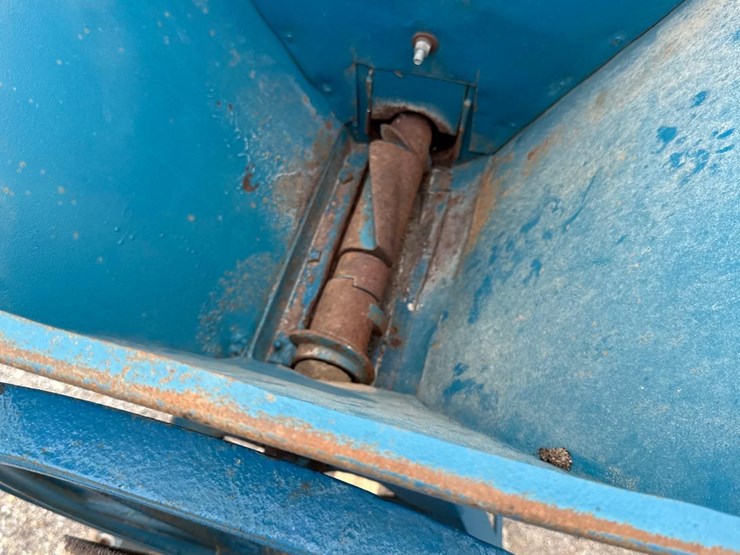 1365---ih-1.5-2.5-hp-hit-&-miss-engine-and-a-mill-image-3