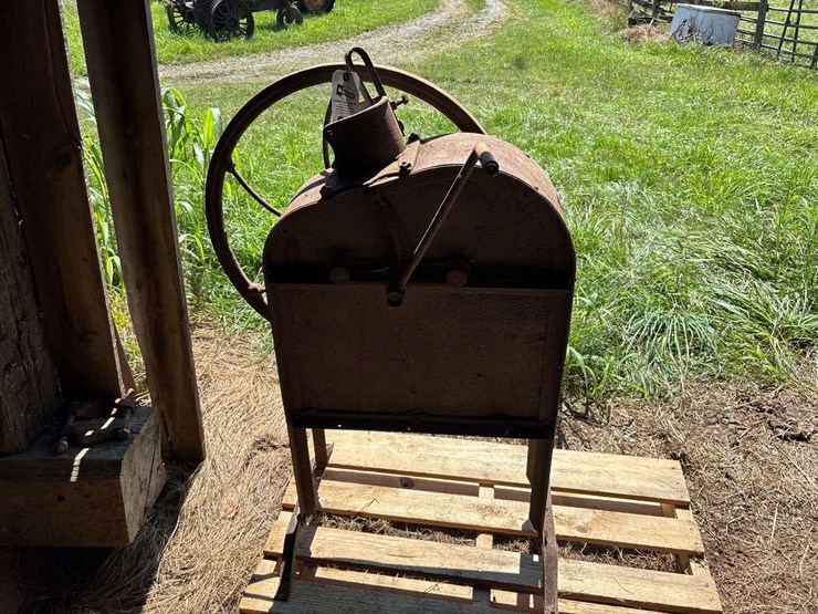 international-harvester-hand-corn-sheller-image-2