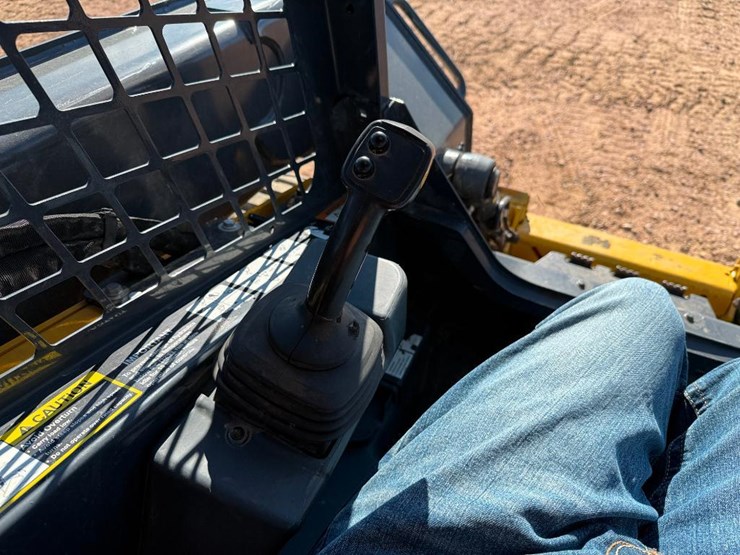 2022-deere-320g-image-26