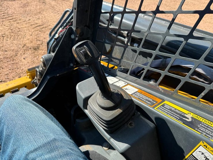 2022-deere-320g-image-25