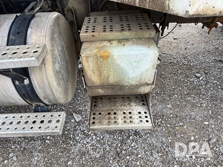 2005-sterling-dry-tender-truck-(gp11242,-unit-111565)-image-30