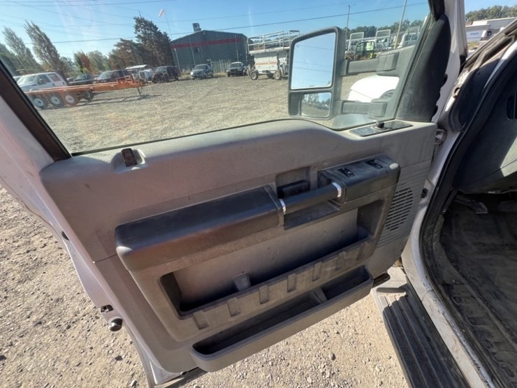 2014-ford-f550-image-23
