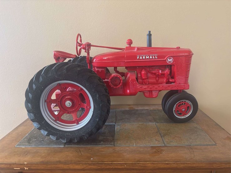 1/8-farmall-m-image-1
