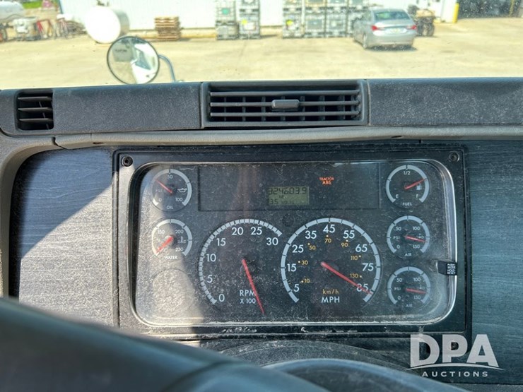 2004-freightliner-columbia-day-cab-truck-(cp0611,-unit-4014)-image-52