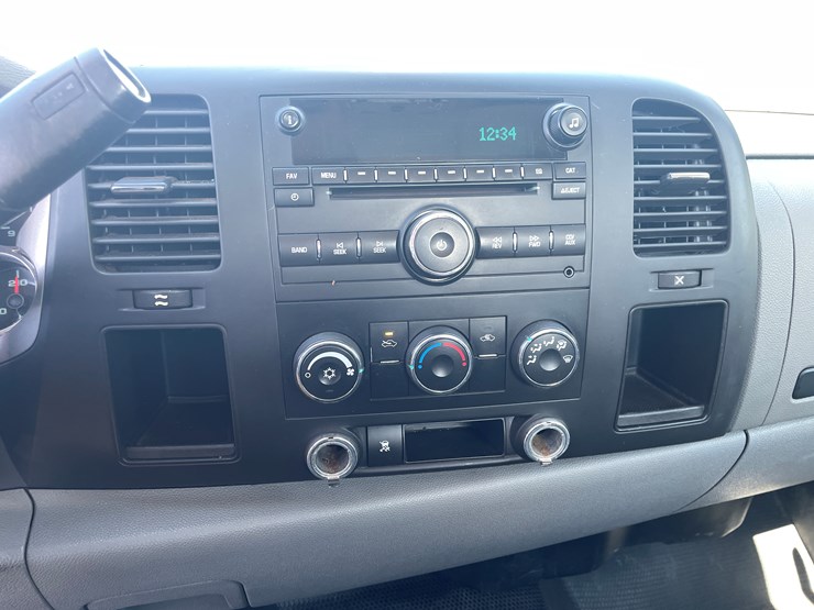 2011-chevrolet-silverado-2500-image-27