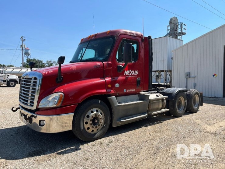 2013-freightliner-cascadia-day-cab-truck-(jn2570,-unit-4038)-image-1