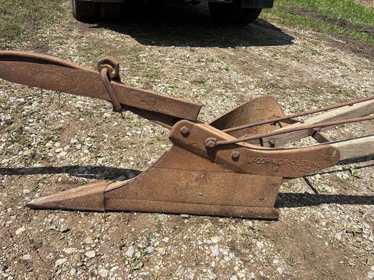 mccormick-deering-no.-415-7”-walking-plow-image-15