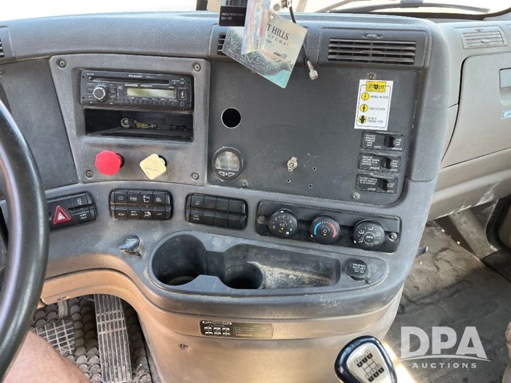2013-freightliner-cascadia-day-cab-truck-(jn2570,-unit-4038)-image-68
