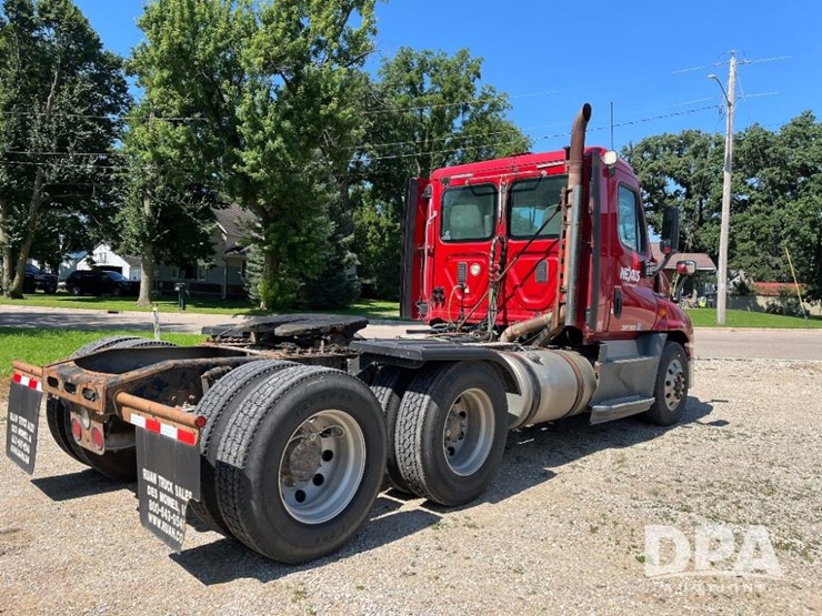 2013-freightliner-cascadia-day-cab-truck-(jn2570,-unit-4038)-image-11
