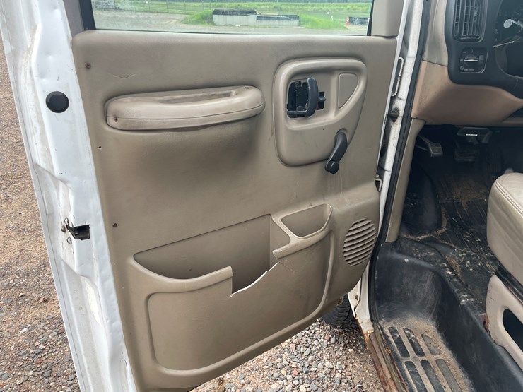 2002-chevrolet-3500-image-18
